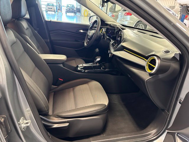 Used 2025 Chevrolet Trax LT FWD image 15