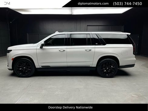 Used 2022 Cadillac Escalade ESV Sport Platinum w/ LPO, ONYX Package image 3