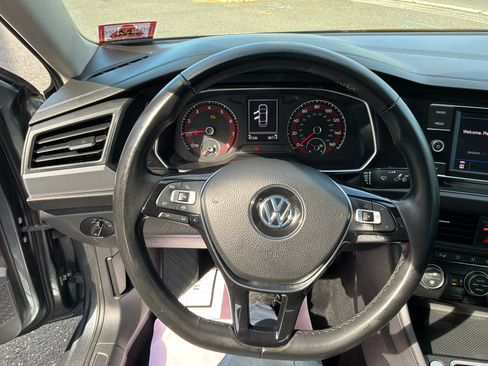 Used 2019 Volkswagen Jetta SE w/ Cold Weather Package FWD image 13