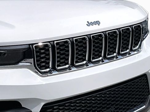 Used 2023 Jeep Grand Cherokee Laredo AWD/4WD image 25