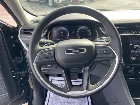 Used 2023 Jeep Grand Cherokee Laredo AWD/4WD image 19