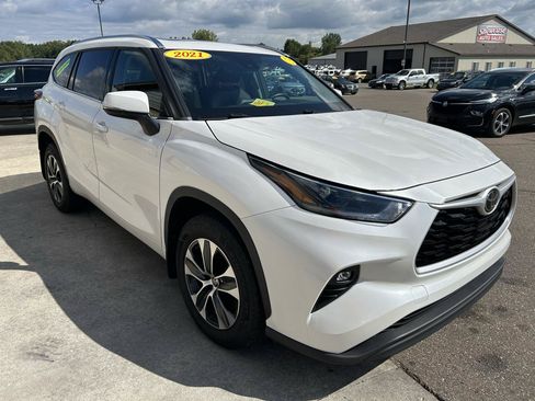 Used 2021 Toyota Highlander XLE AWD/4WD image 3