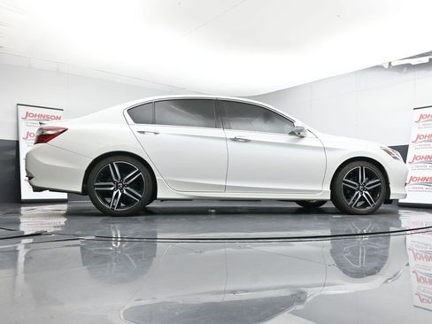 Used 2016 Honda Accord Touring image 24