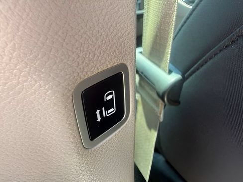 Used 2020 Chrysler Pacifica Touring w/ Advanced Safetytec Group FWD image 15