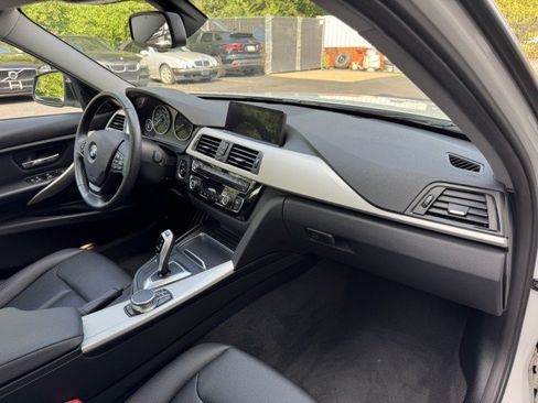 Used 2018 BMW 320i xDrive Sedan w/ Convenience Package AWD/4WD image 32
