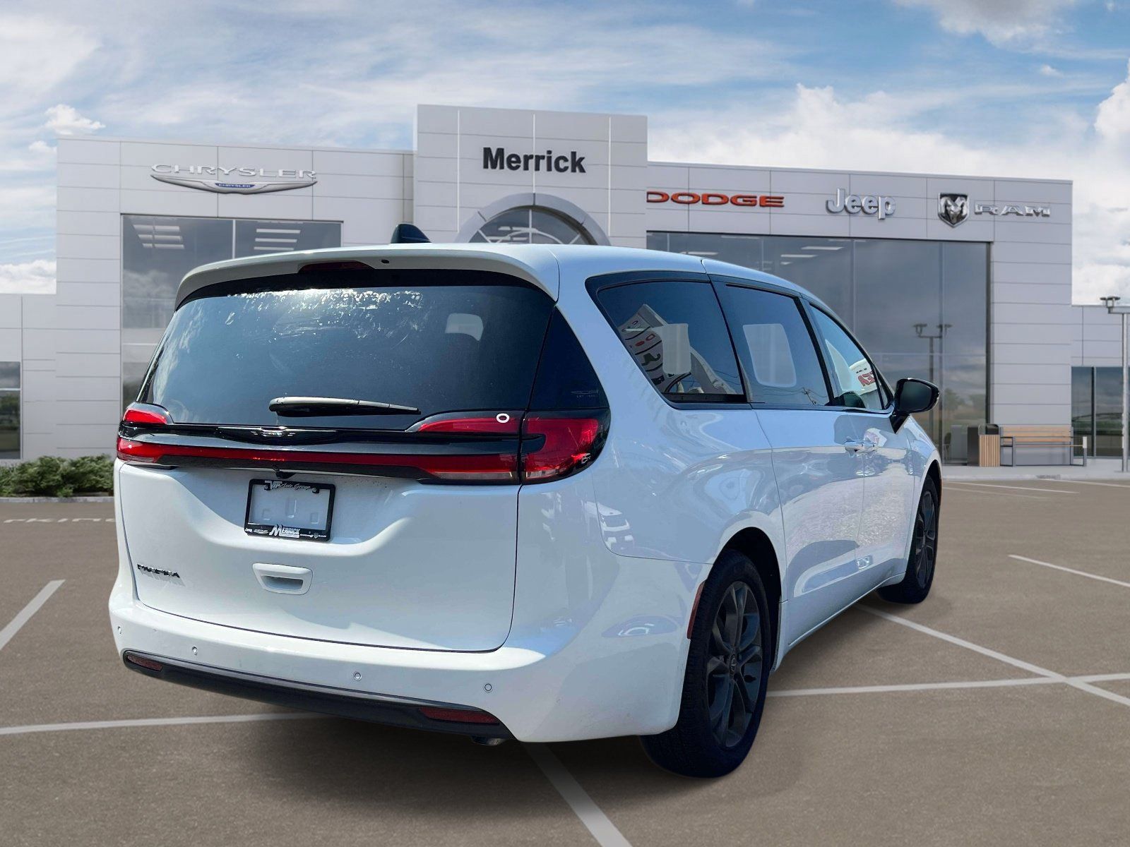 Used 2026 Chrysler Pacifica Select FWD image 8