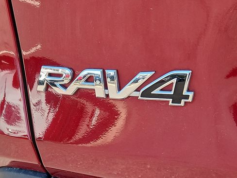 Certified 2025 Toyota RAV4 LE AWD/4WD image 28