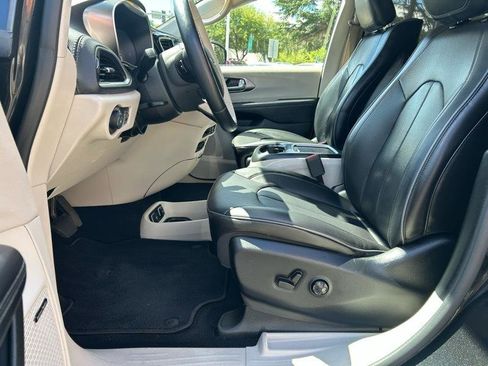 Used 2018 Chrysler Pacifica Limited w/ Advanced Safetytec Group FWD image 6