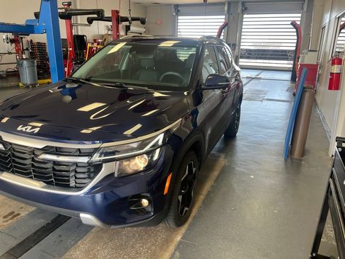 Used 2024 Kia Seltos EX AWD/4WD image 2