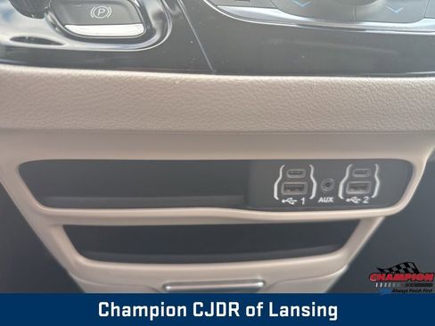 Used 2023 Chrysler Pacifica Touring-L image 29