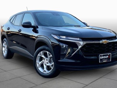 Used 2024 Chevrolet Trax LS w/ LS Convenience Package FWD image 3
