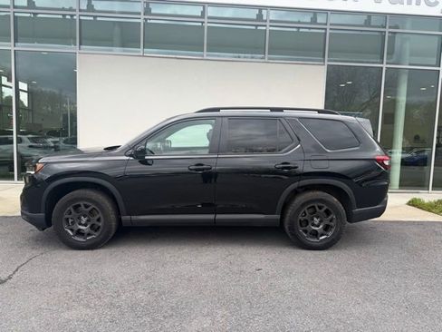 Used 2025 Honda Pilot TrailSport image 2