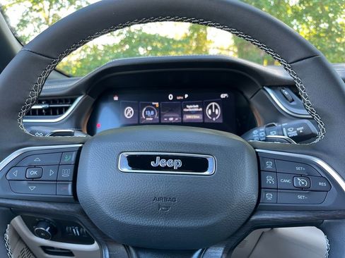 New 2025 Jeep Grand Cherokee Limited image 2