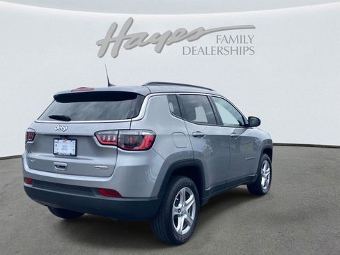 Used 2023 Jeep Compass Latitude AWD/4WD image 3