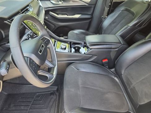 Used 2023 Jeep Grand Cherokee L Laredo RWD image 11