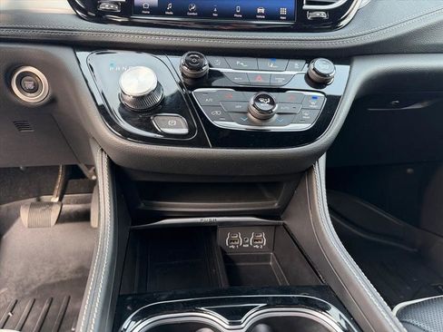 Used 2024 Chrysler Pacifica Limited w/ S Appearance Package image 23