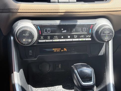 Used 2019 Toyota RAV4 XLE Premium FWD image 11