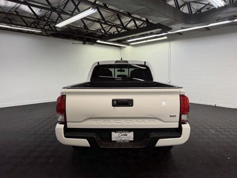 Used 2017 Toyota Tacoma TRD Sport image 6