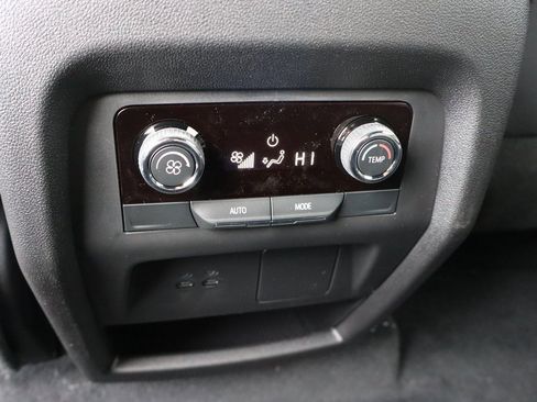 Used 2025 Chevrolet Traverse LT image 12