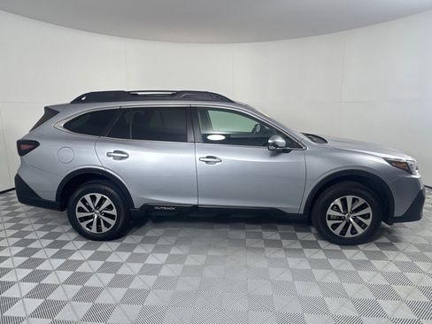 Used 2022 Subaru Outback Premium image 4