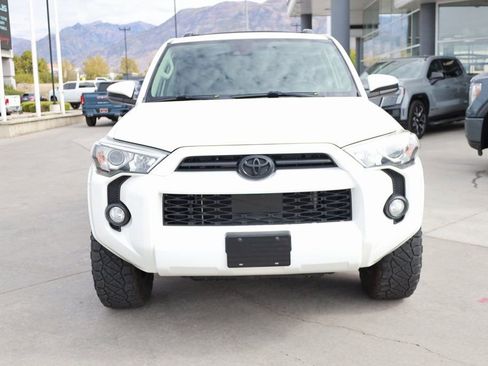 Used 2020 Toyota 4Runner SR5 AWD/4WD image 9