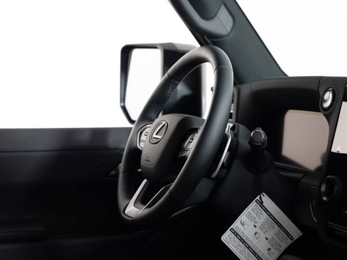 Used 2025 Lexus GX 550 w/ Accessory Package (2T) AWD/4WD image 24