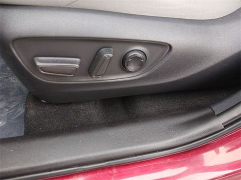 Used 2022 Toyota Venza XLE image 12