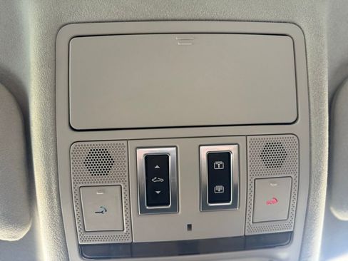 Used 2020 Jaguar XF Premium image 26