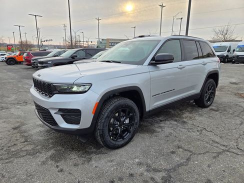 New 2025 Jeep Grand Cherokee Altitude image 8