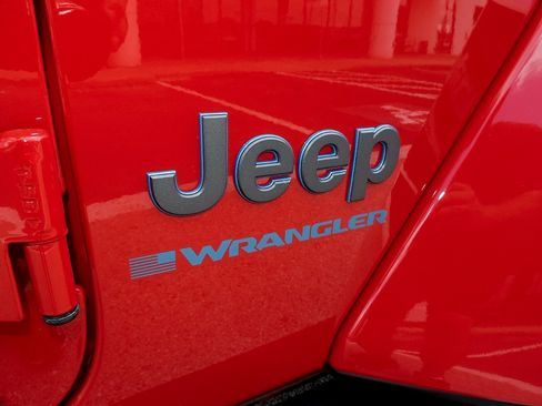 Used 2025 Jeep Wrangler Unlimited Sahara AWD/4WD image 12