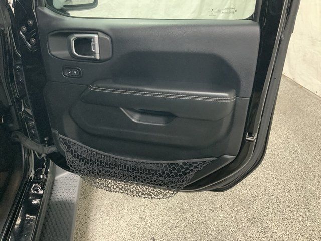 Used 2018 Jeep Wrangler Unlimited Sahara AWD/4WD image 35