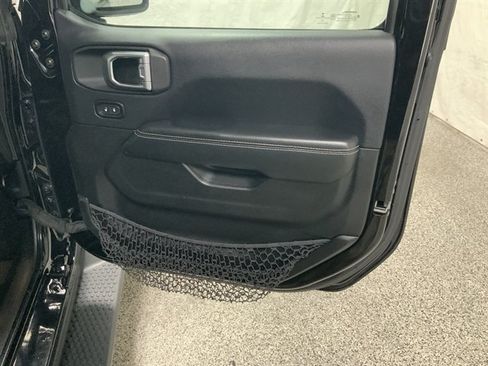 Used 2018 Jeep Wrangler Unlimited Sahara AWD/4WD image 35