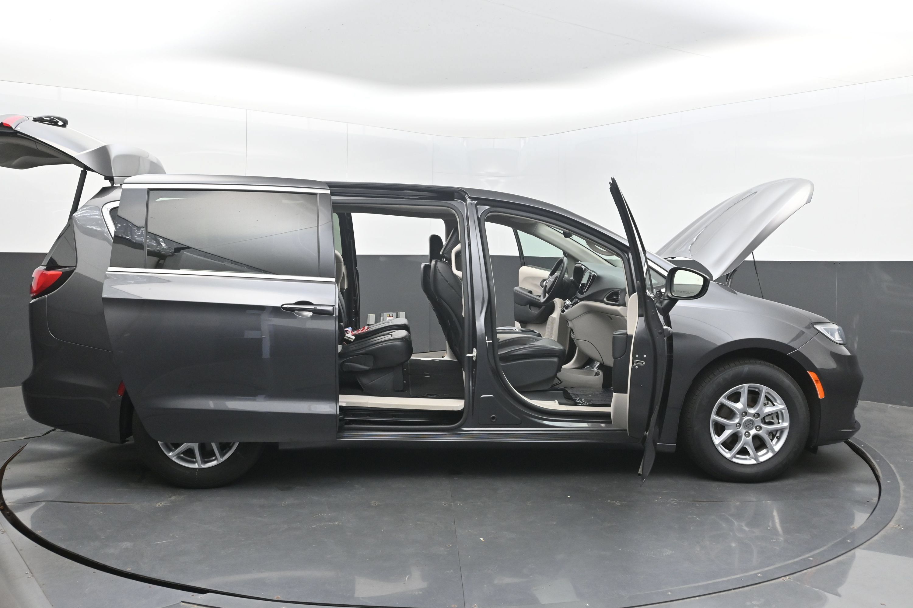 Used 2023 Chrysler Pacifica Touring-L FWD image 47