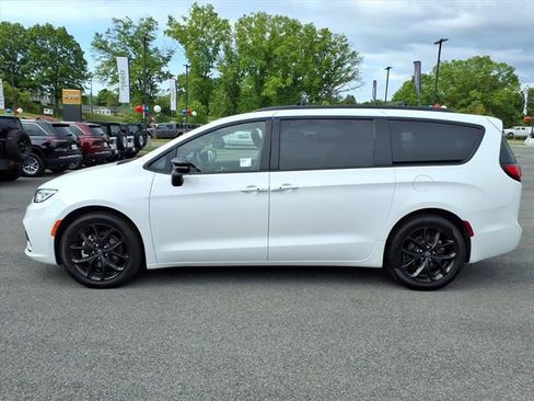 Used 2025 Chrysler Pacifica Limited FWD image 9