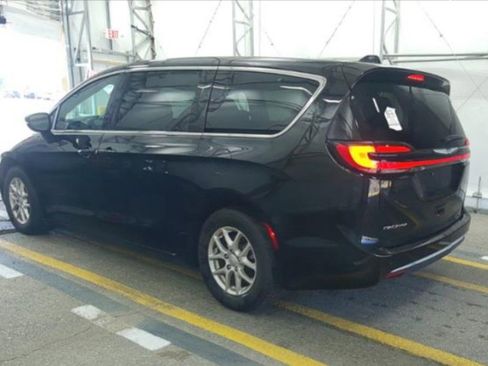 Used 2025 Chrysler Pacifica Select FWD image 4