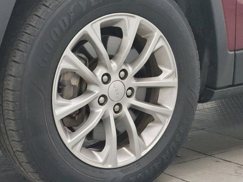Used 2019 Jeep Cherokee Latitude w/ Popular Appearance Group AWD/4WD image 31