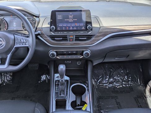 Used 2024 Nissan Altima 2.5 SV FWD image 16