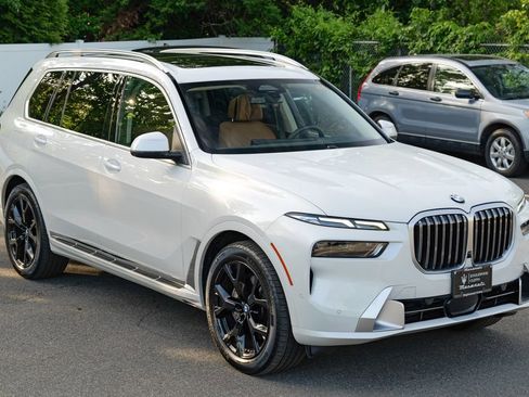 Used 2025 BMW X7 xDrive40i w/ Premium Package AWD/4WD image 10