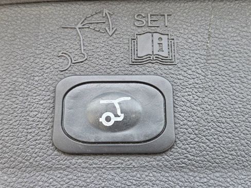 Used 2018 Ford Escape SEL w/ Ford Safe & Smart Package FWD image 29