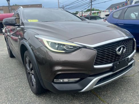 Used 2018 INFINITI QX30 Premium image 2