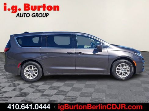 Used 2023 Chrysler Pacifica Touring-L FWD image 7