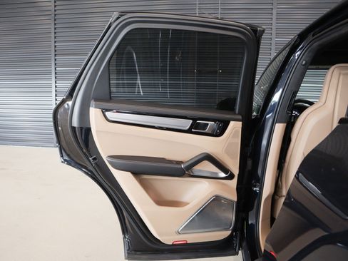 Certified 2022 Porsche Cayenne Turbo AWD/4WD image 26