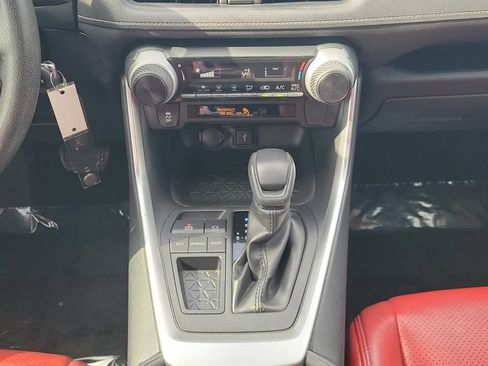 Used 2021 Toyota RAV4 LE FWD image 15