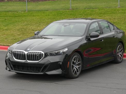Used 2024 BMW i5 eDrive40i w/ M Sport Package RWD image 5