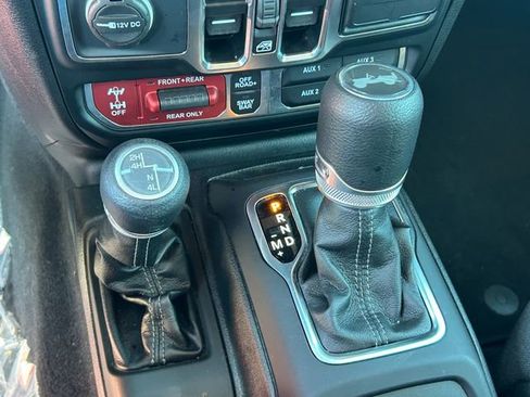 Used 2025 Jeep Wrangler Unlimited Rubicon AWD/4WD image 19