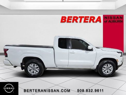 Used 2022 Nissan Frontier SV w/ Technology Package image 2