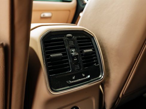 Used 2024 Porsche Macan AWD/4WD image 46