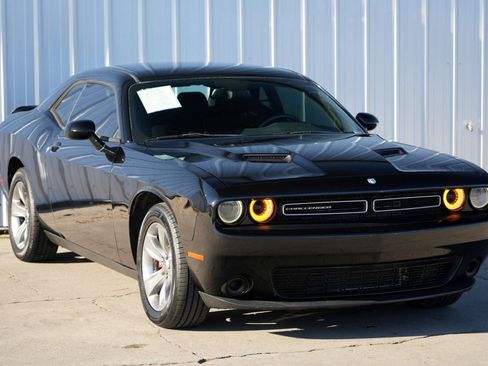 Used 2015 Dodge Challenger SXT image 39