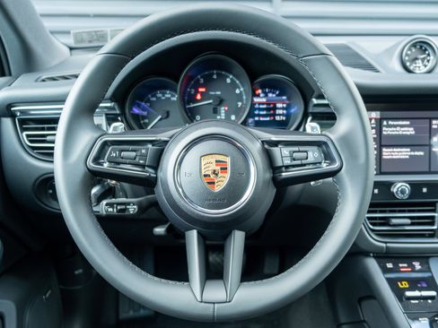 Certified 2025 Porsche Macan image 6