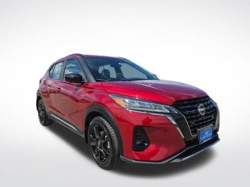 Used 2023 Nissan Kicks SR w/ SR Premium Package FWD image 3